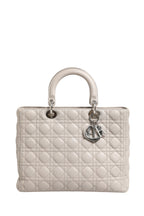 حقيبة Lady Dior الكبيرة من جلد الحمل بلون رمادي كاناج