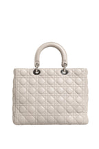 حقيبة Lady Dior الكبيرة من جلد الحمل بلون رمادي كاناج