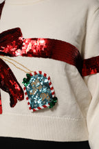 كنزة بيضاء برقبة دائرية ومزينة بالترتر